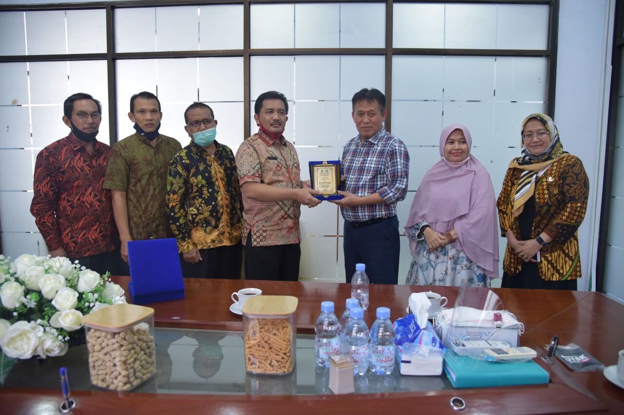 Prof. Syawal Gultom raih penghargaan dari Pemko Medan atas Advokasinya Mensukseskan PJJ di Masa Pandemi Covid-19