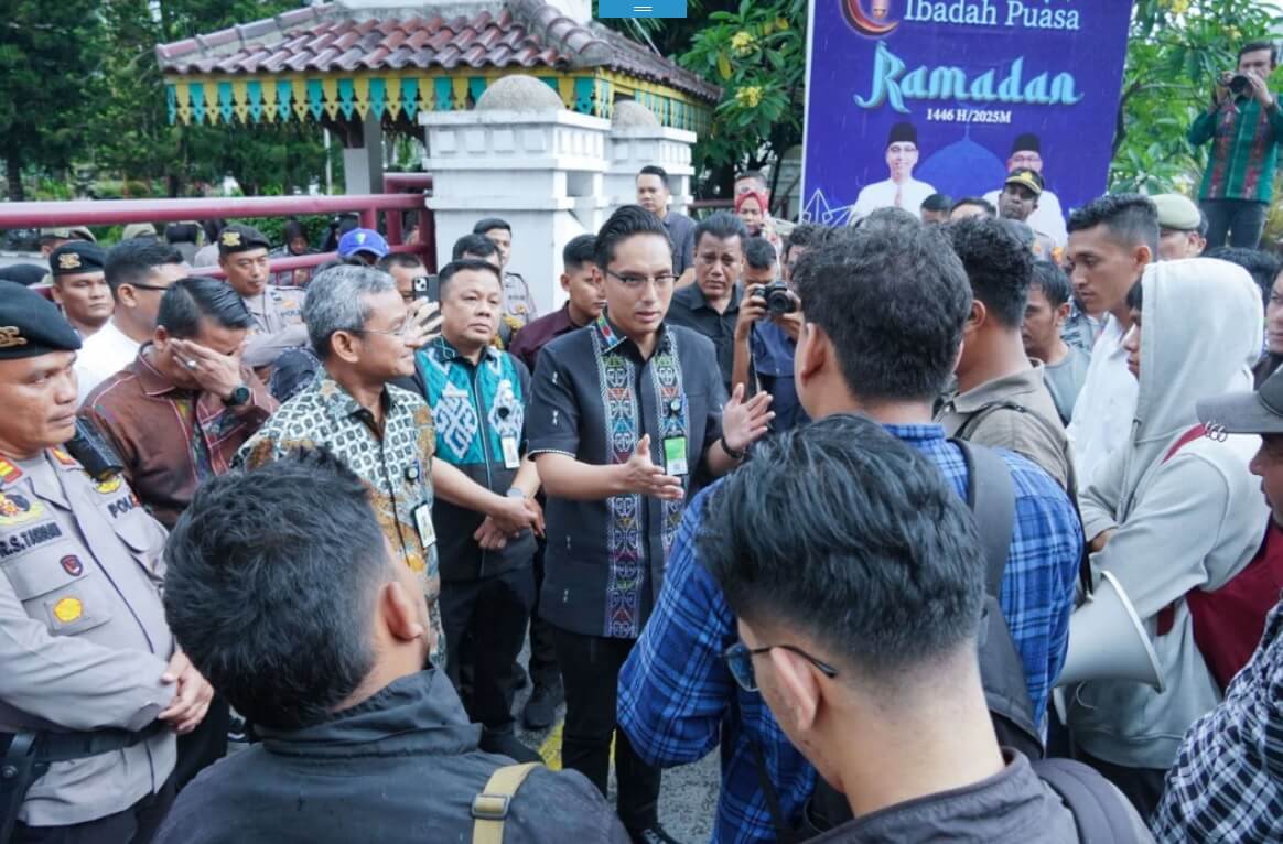 Detik-detik RICO WAAS Temui Demonstran dan Ajak Berdialog di Balai Kota Medan